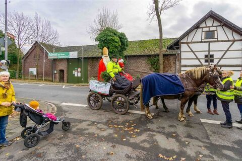 Der Nikolaus vom Tuppenhof kommt in einer Kutsche zu den Vorster Kindern
