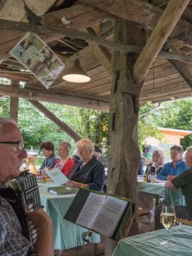 Offenes Singen von traditionellen Volks - und Heimatliedern