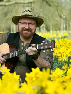 Stefan Strohhut singt und spielt mit Kindern